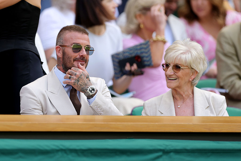 David Beckham és édesanyja stílusosan összeöltöztek.