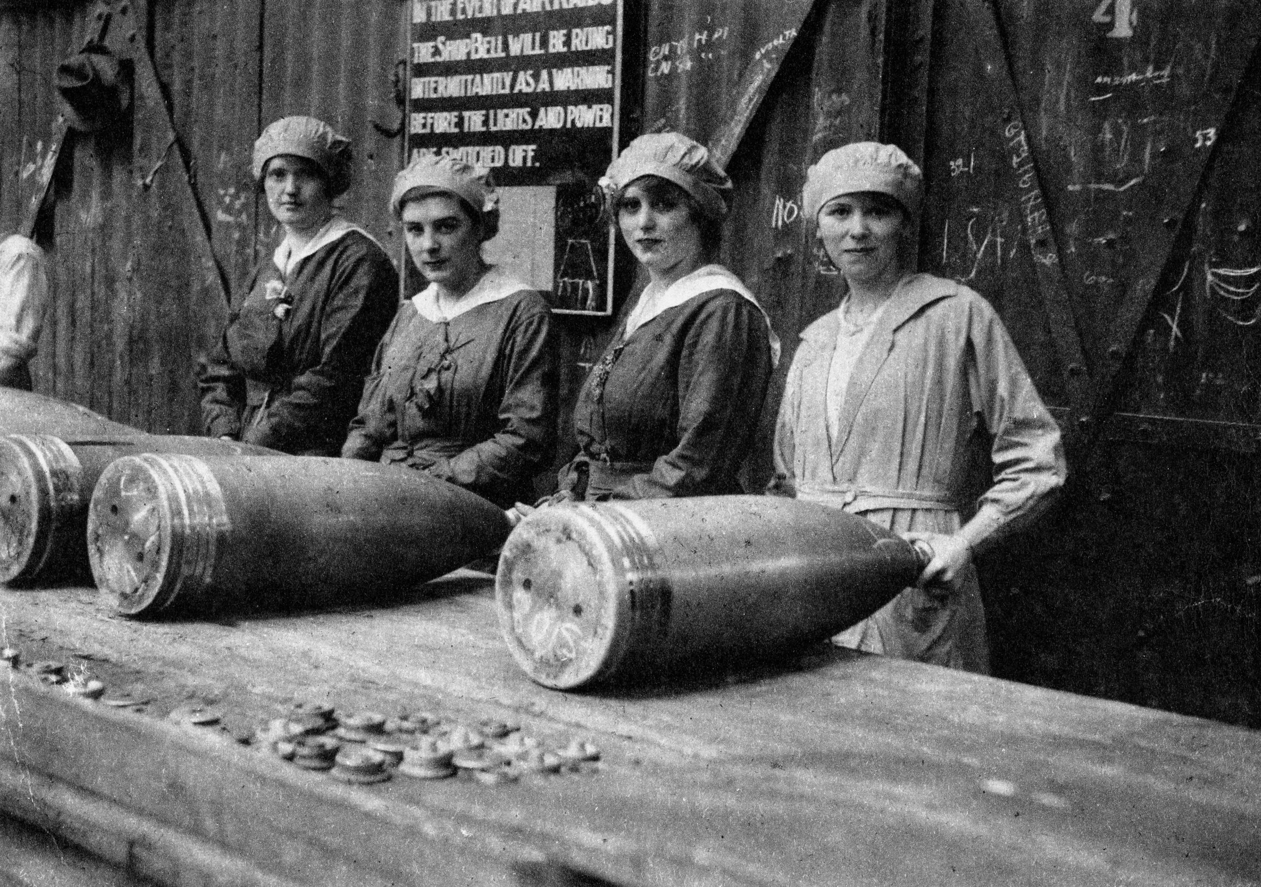 Női gyári munkások tüzérségi lövedékeket készítenek egy lőszergyárban az első világháború alatt, Angliában, Egyesült Királyság, 1917.