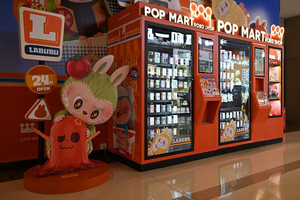 Labubuk a Pop Mart eredeti Labubu-automatájában