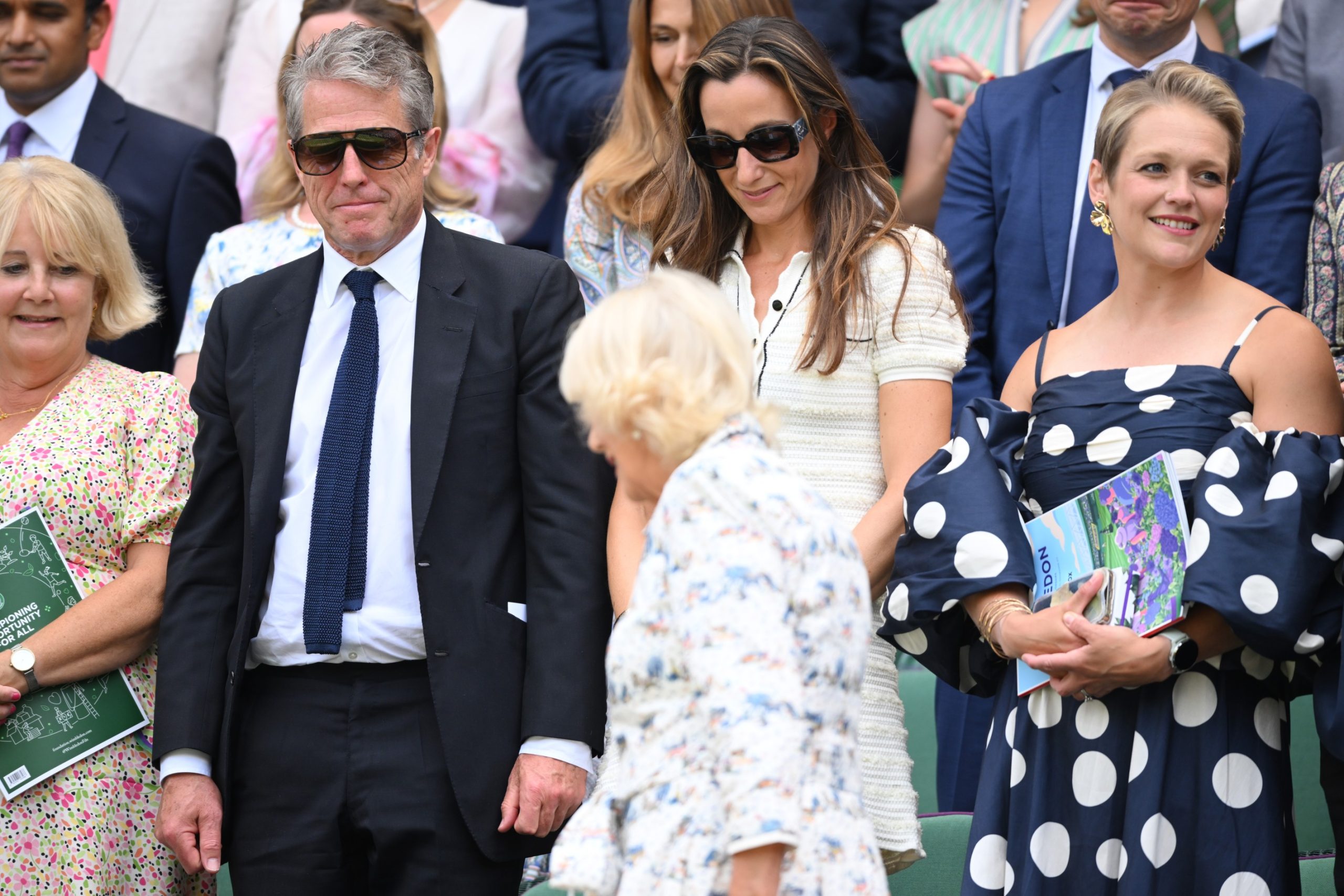 Hugh Grant Kamilla királyné érkezésekor még mosolyogva állt fel, hogy tiszteletét fejezze ki