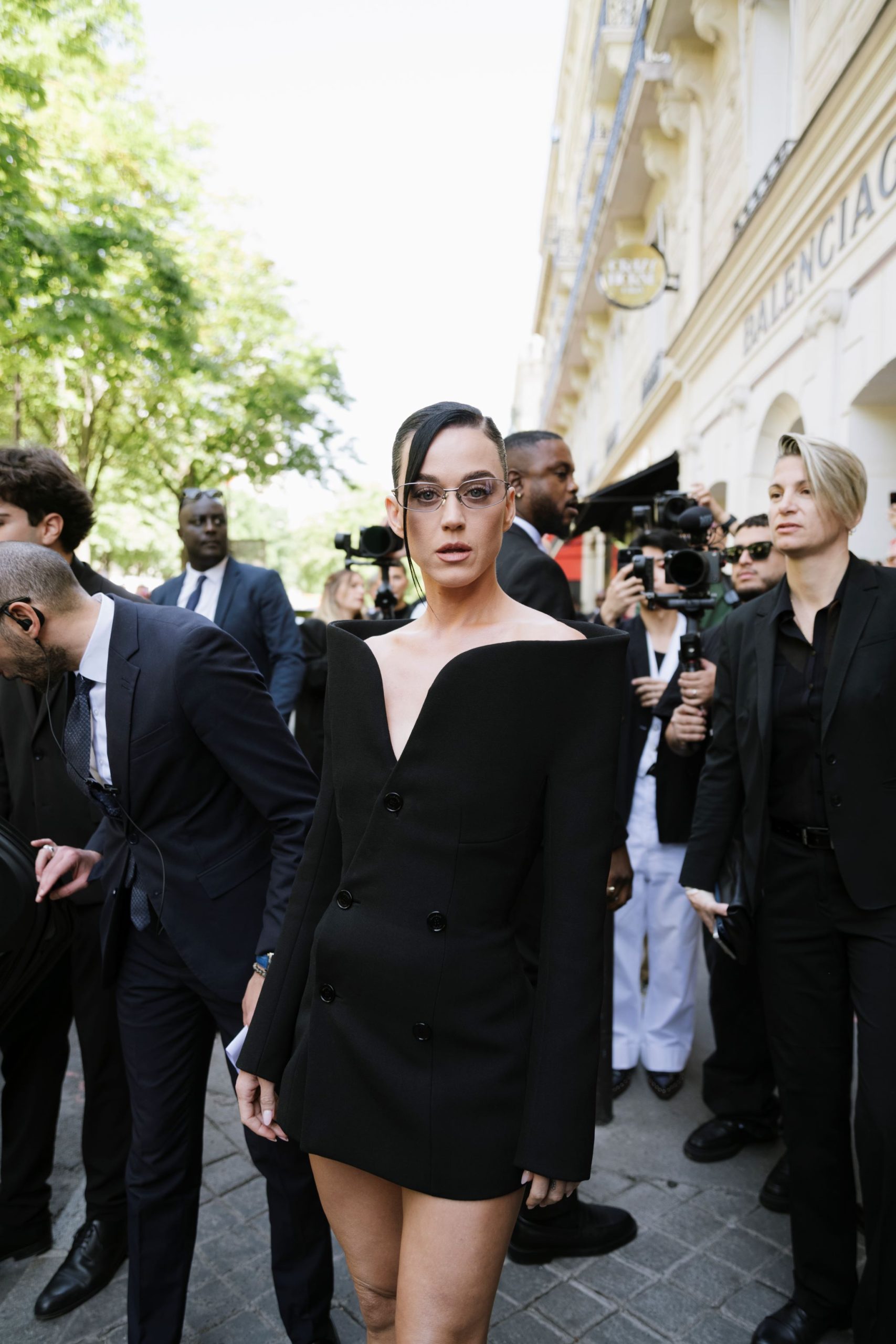 Katy Perry különleges kivágású, fekete miniruhája elegáns darab