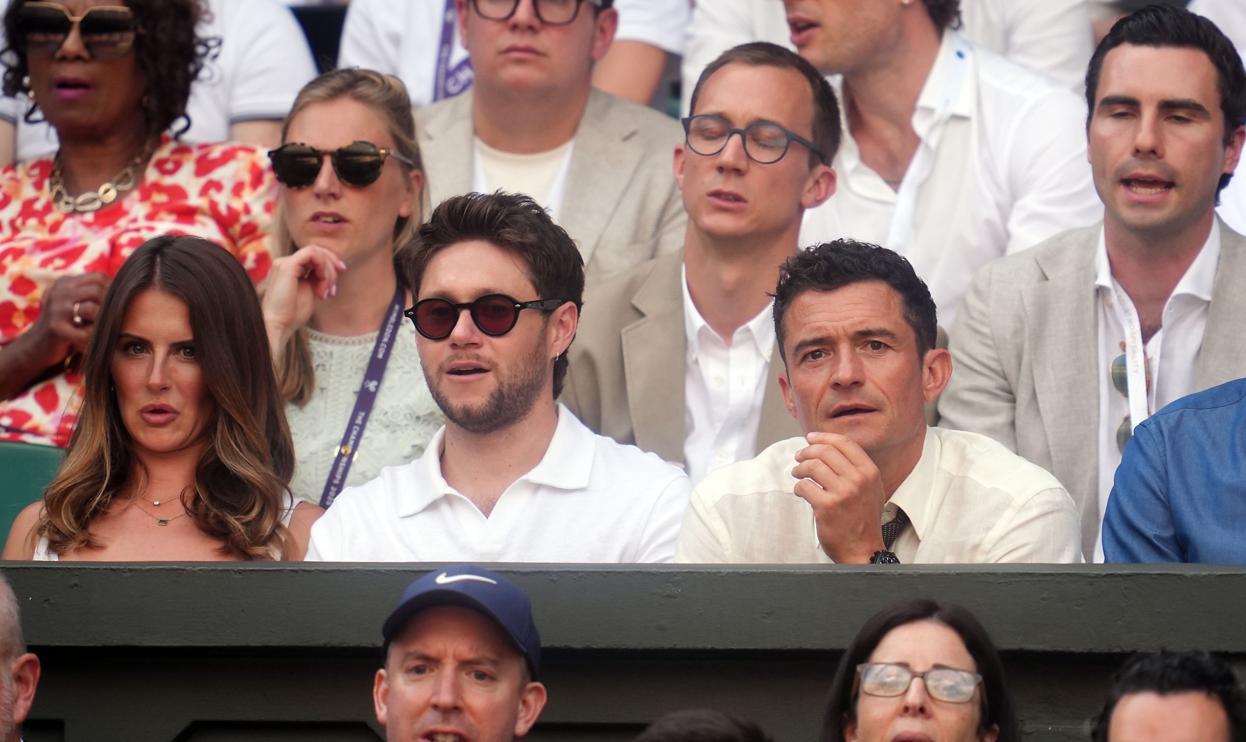 Orlando Bloom a wimbledoni tenisztorna lelátóján szurkol.