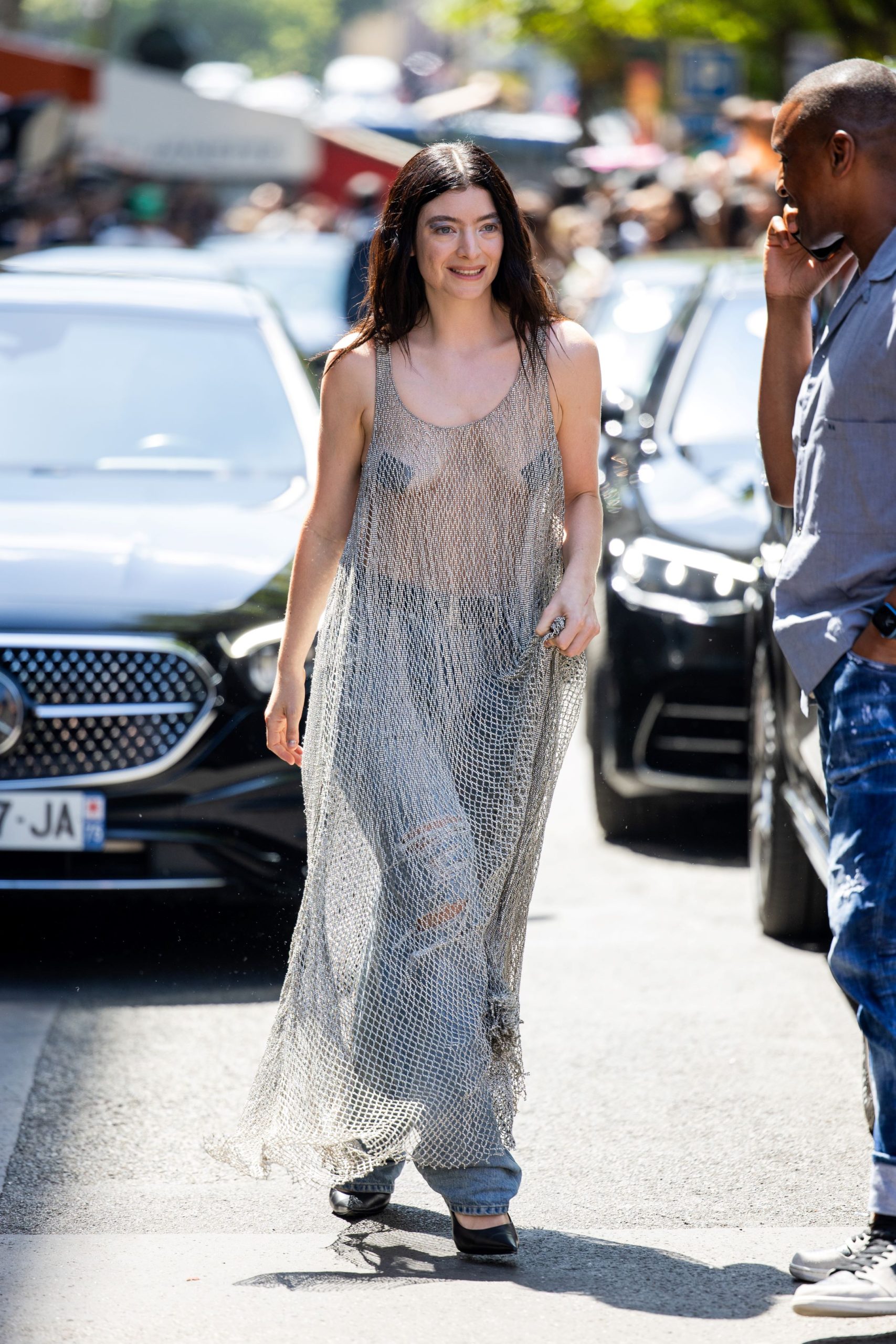 Lorde áttetsző ruhában érkezett a bemutatóra