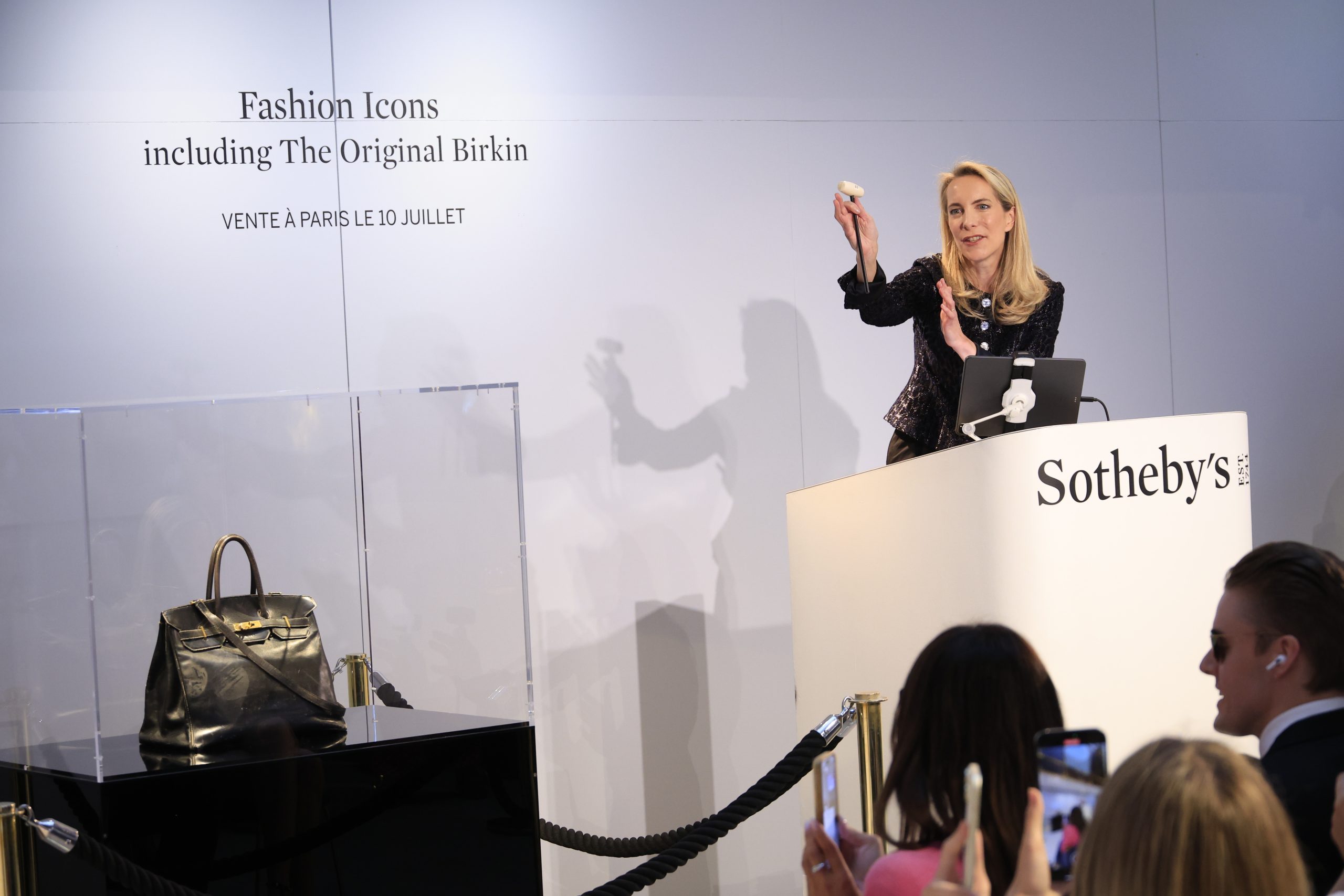 A Sotheby’s aukcióján kilenc gyűjtő csapott össze Jane Birkin táskájáért