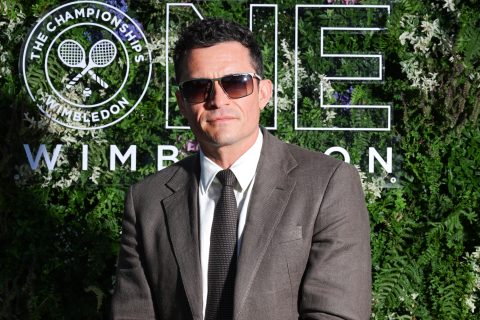 Orlando Bloom Wimbledonban pózol egy napszemüvegben