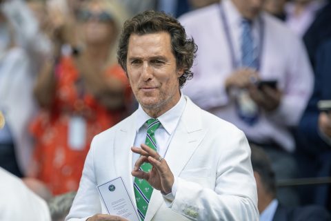 Matthew McConaughey látható Wimbledonban egy fehér zakóban és zöld nyakkendőben