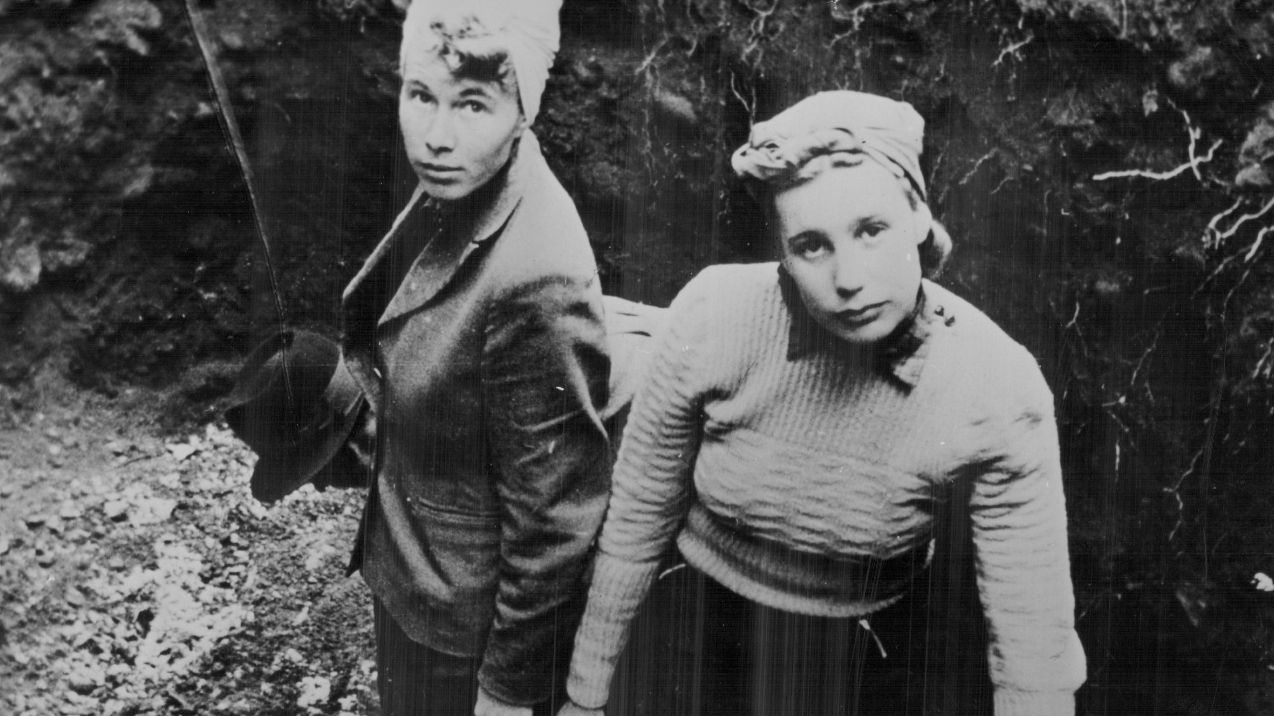 Norvég nők segítenek a szövetségeseknek felnyitni az azonosítatlan katonák tömegsírjait, büntetésként a németekkel való együttműködésért a második világháború alatt, Trandum, Norvégia, 1945 körül.