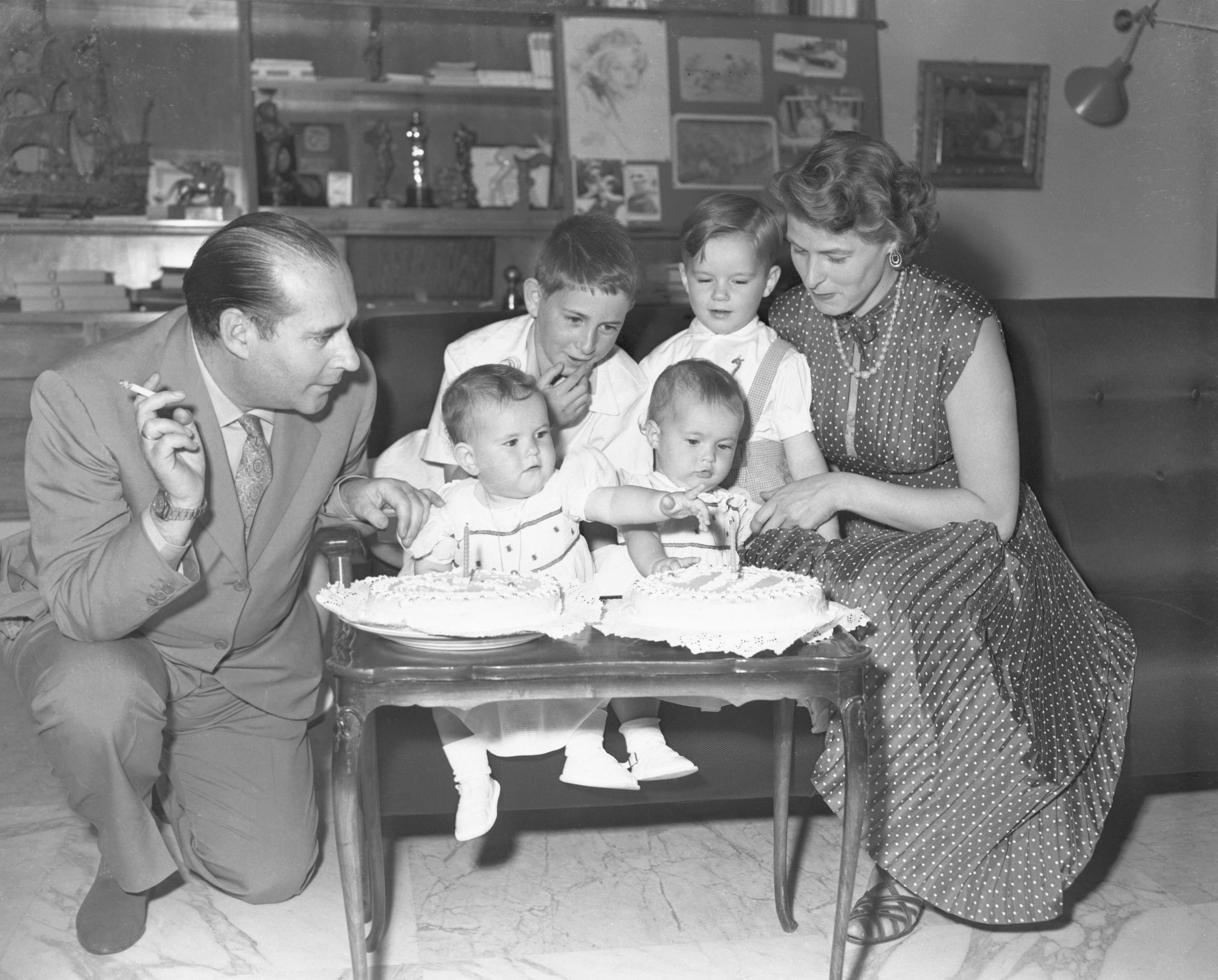 italiai-utazas-napoly | Marie Claire Ingrid Bergman férjével, Roberto Rossellinivel és gyermekeikkel, Robertinóval, valamint ikerlányaikkal, Isabellával és Isottával, utóbbiak első születésnapi partiján 1953-ban. Jelen van Renzo Rossellini is.