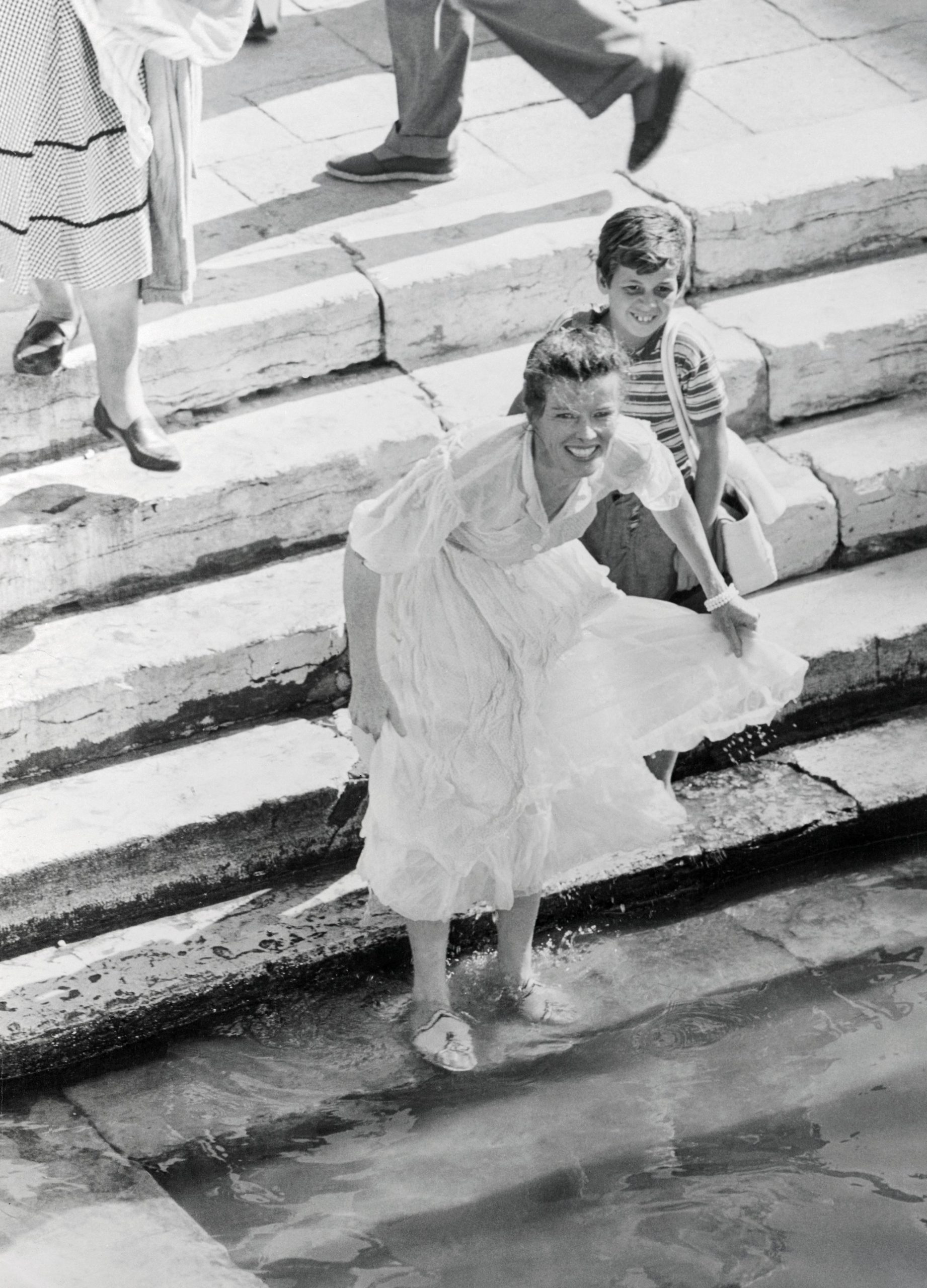 Katharine Hepburn megpróbálja kirázni vizes ruháját, miután szándékosan beleesett az egyik velencei csatornába a Velence, nyár, szerelem című romantikus film forgatásán.