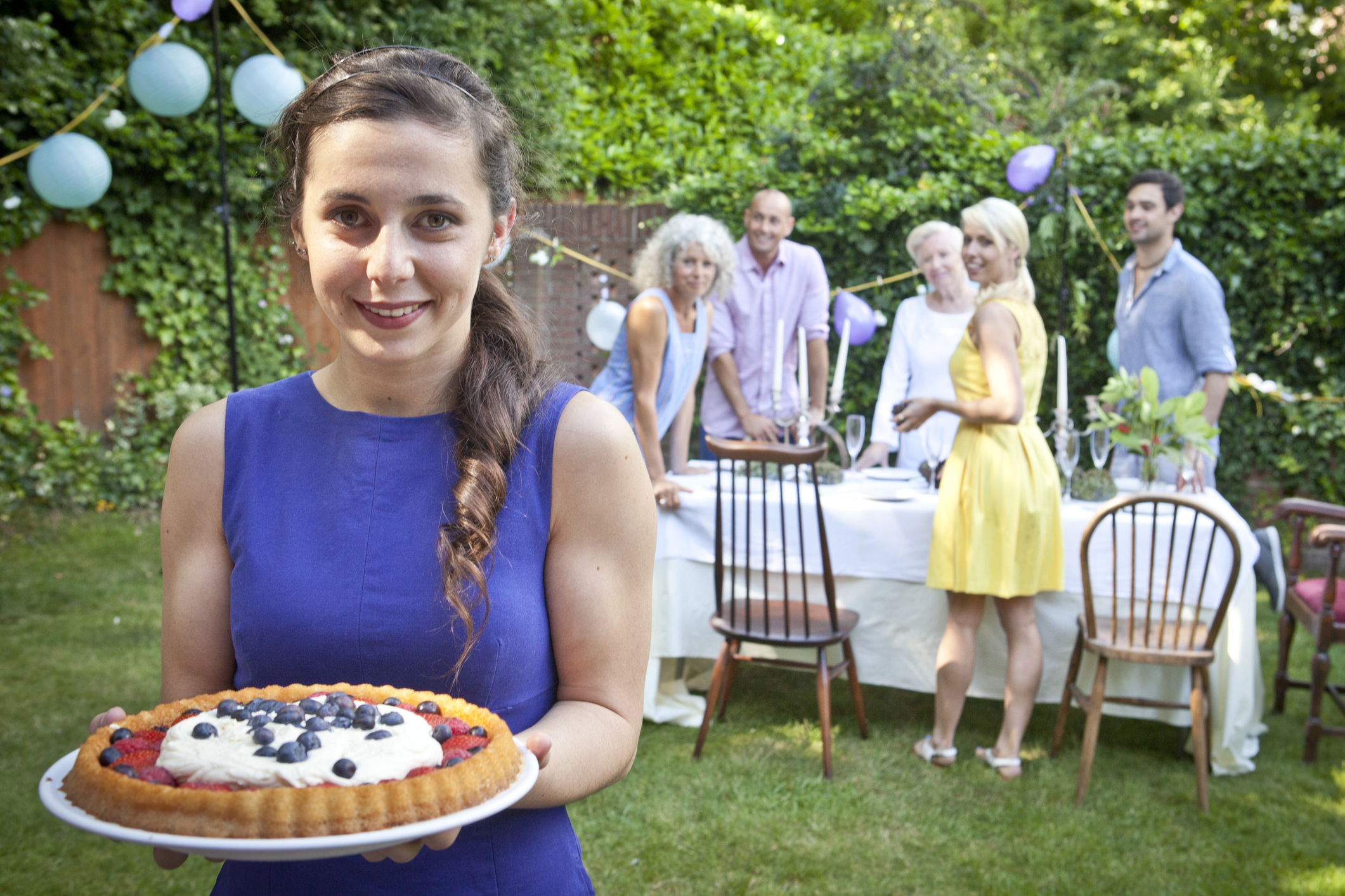 Süteményt és ételt csak akkor vigyél ajándékba kerti partira, ha előtte megbeszélted a vendéglátóval.