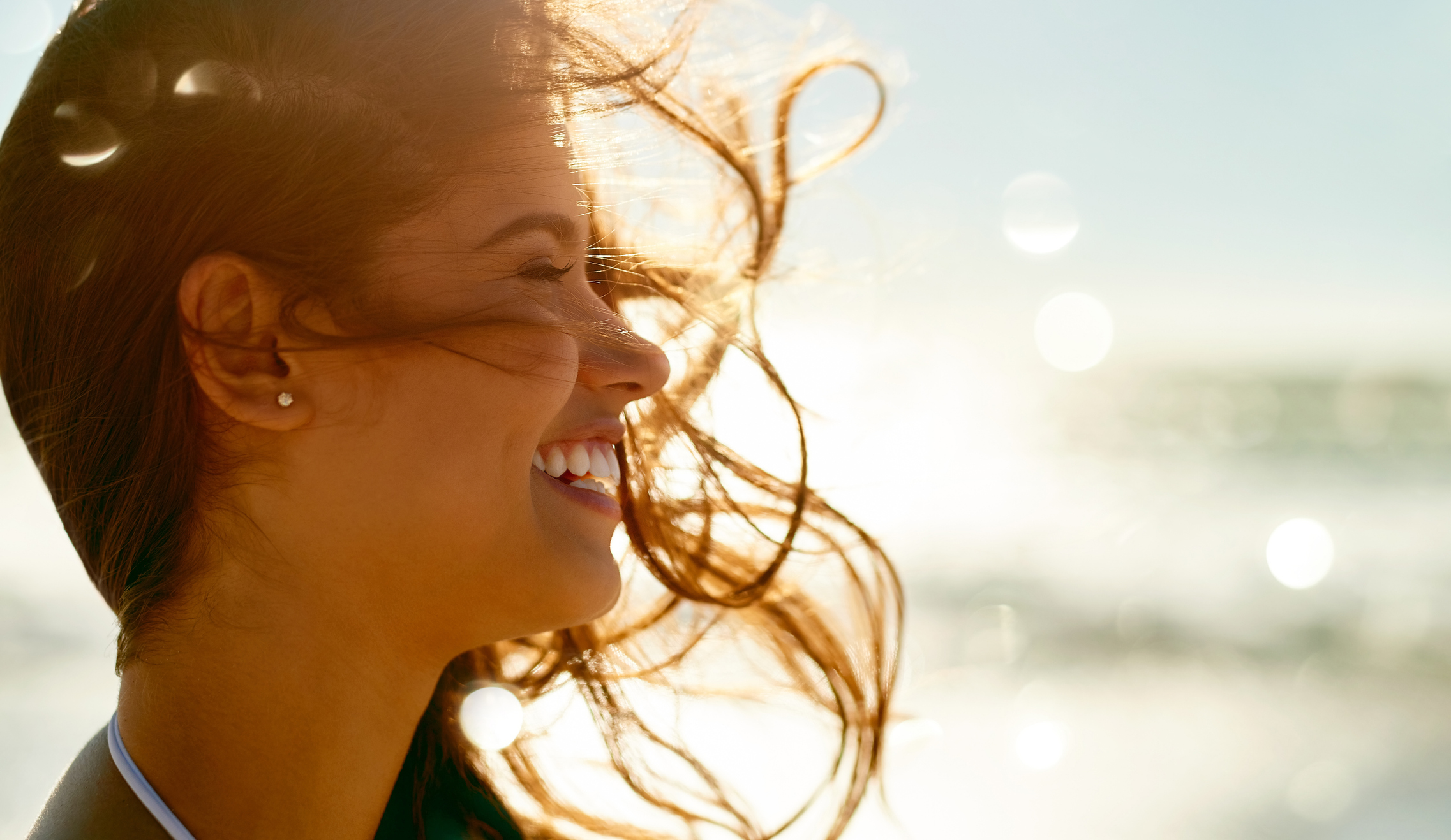 Boldogan mosolygó nő a napsütésben