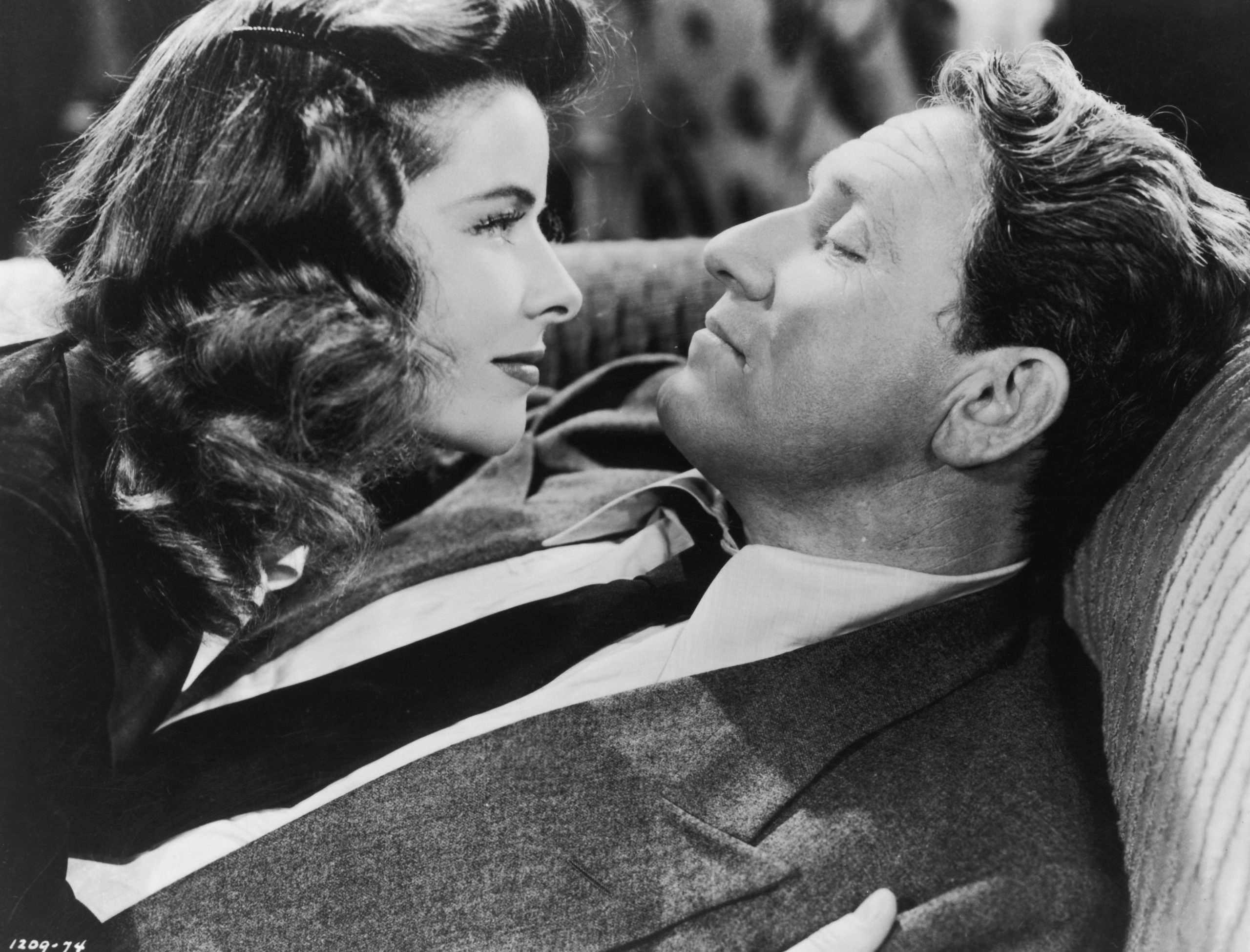 Spencer Tracy (1900 - 1967), mint Sam Craig és Katharine Hepburn (1907 - 2003), mint Tess Harding az 1942-es „Woman Of The Year” című film egyik jelenetében, első közös filmjükben