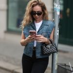 Modell női farmermellényben pózol