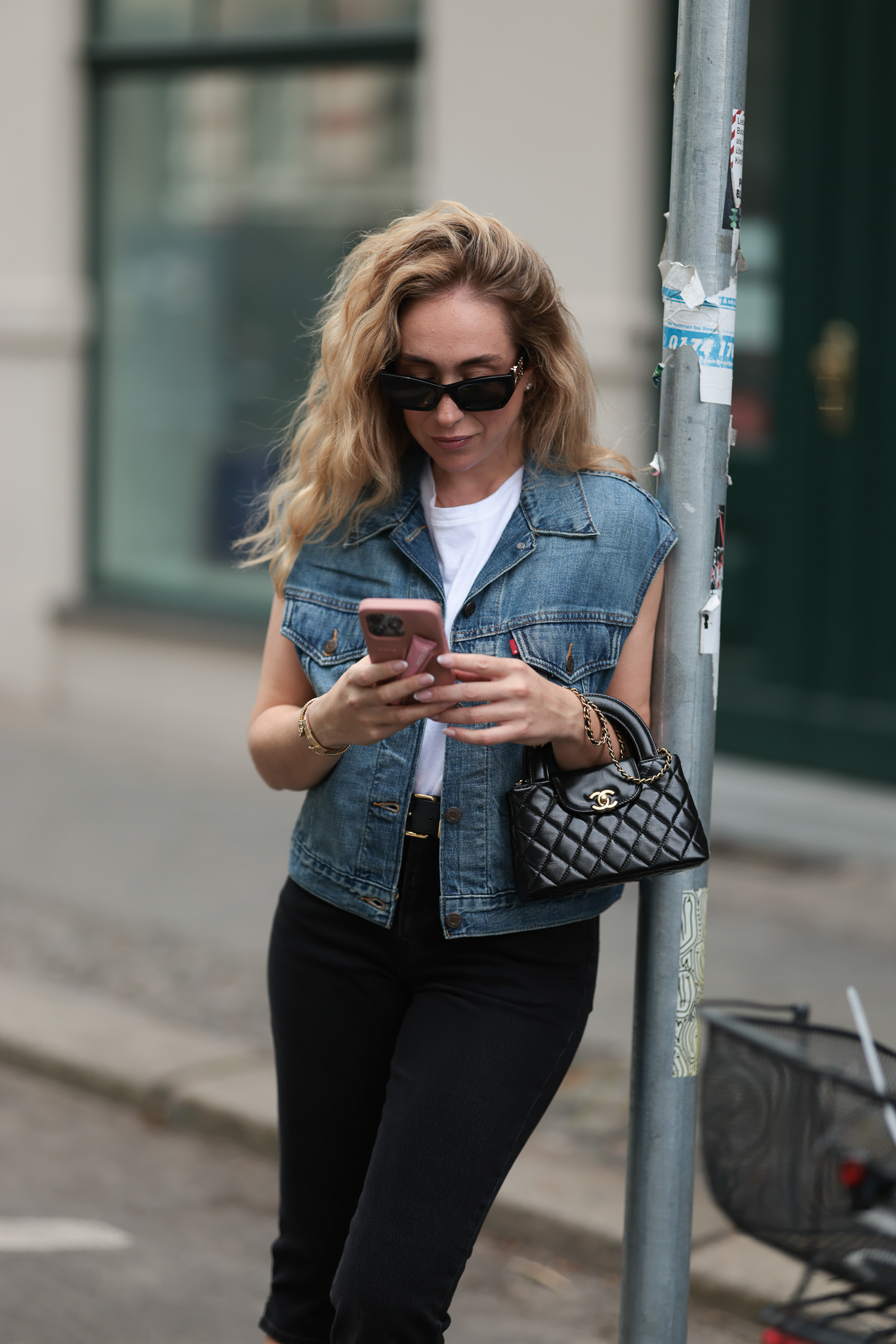 Modell női farmermellényben pózol