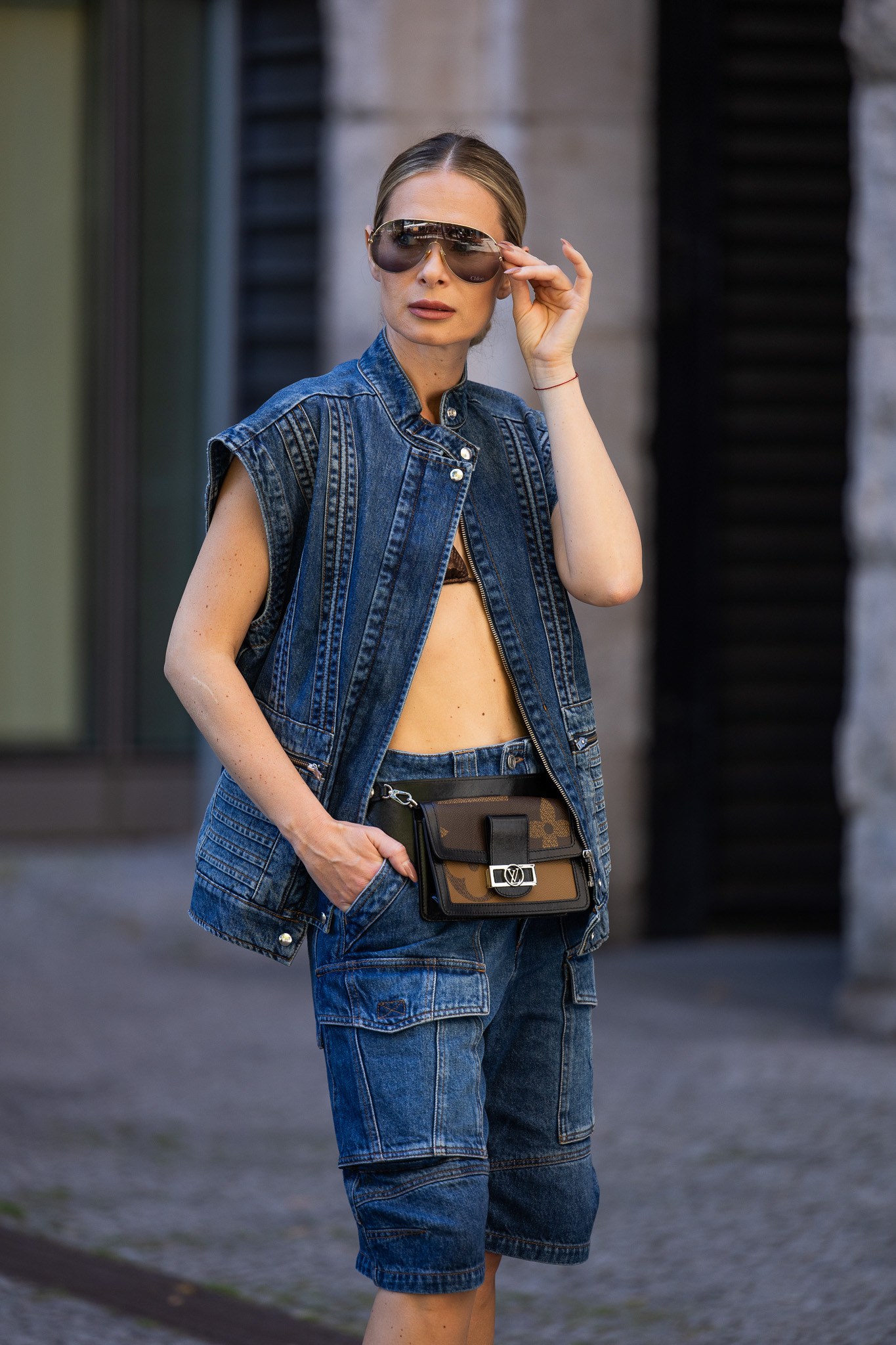 Modell női farmermellényben pózol