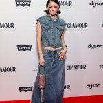 Modell női farmermellényben pózol