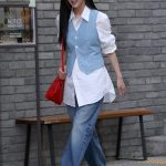 Modell női farmermellényben pózol