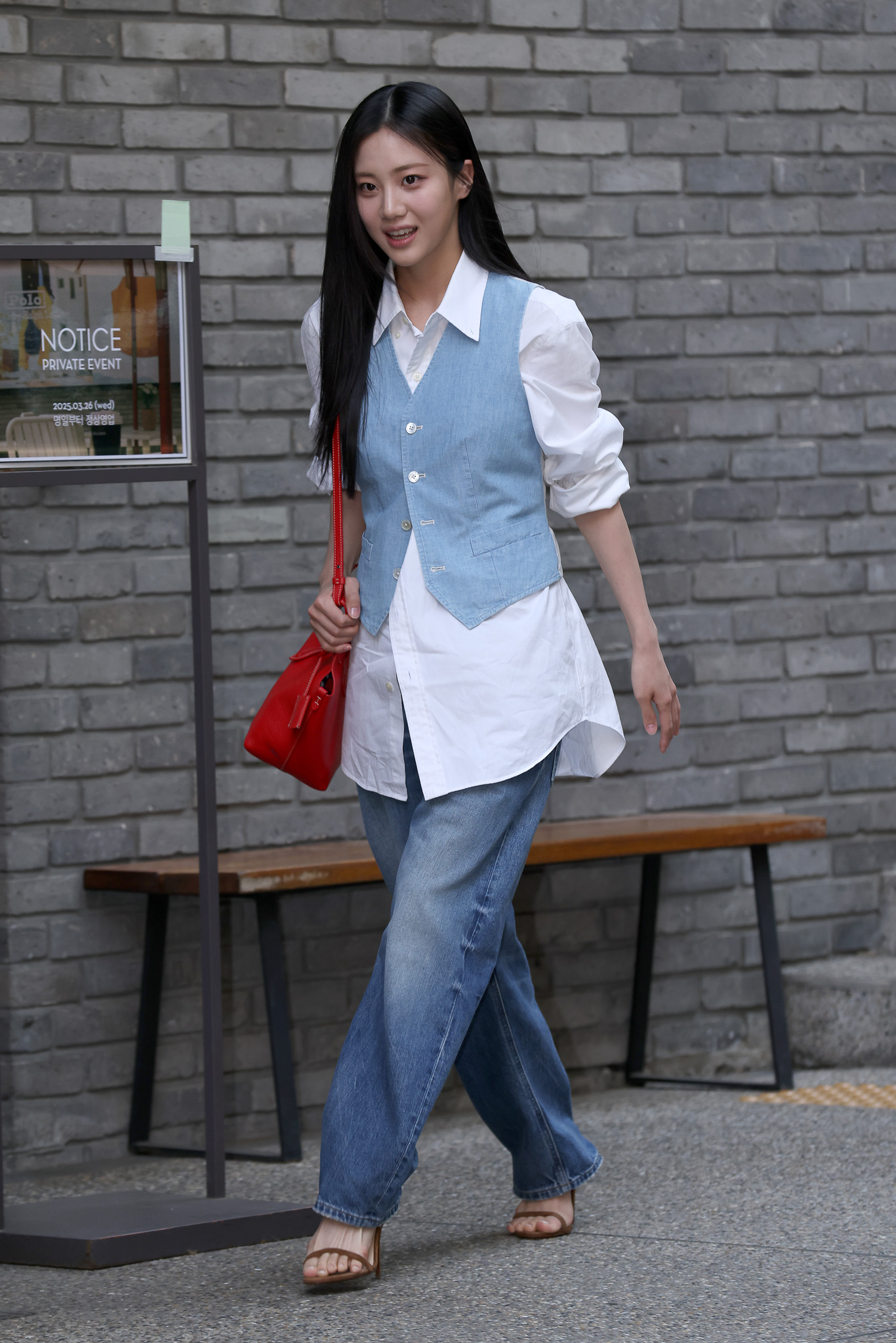 Modell női farmermellényben pózol