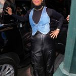 Modell női farmermellényben pózol