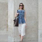 Modell női farmermellényben pózol