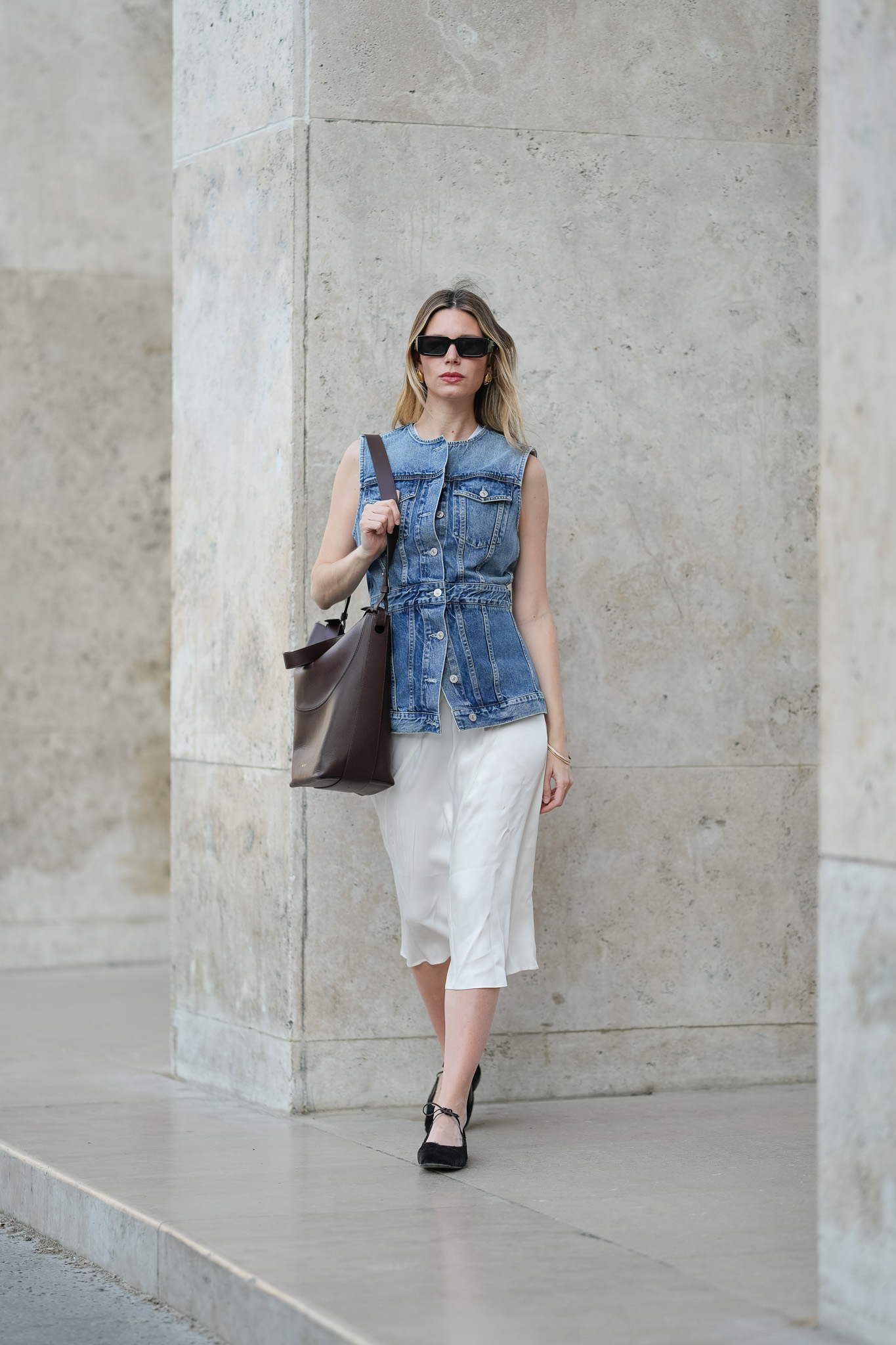 Modell női farmermellényben pózol