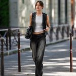 Modell női farmermellényben pózol