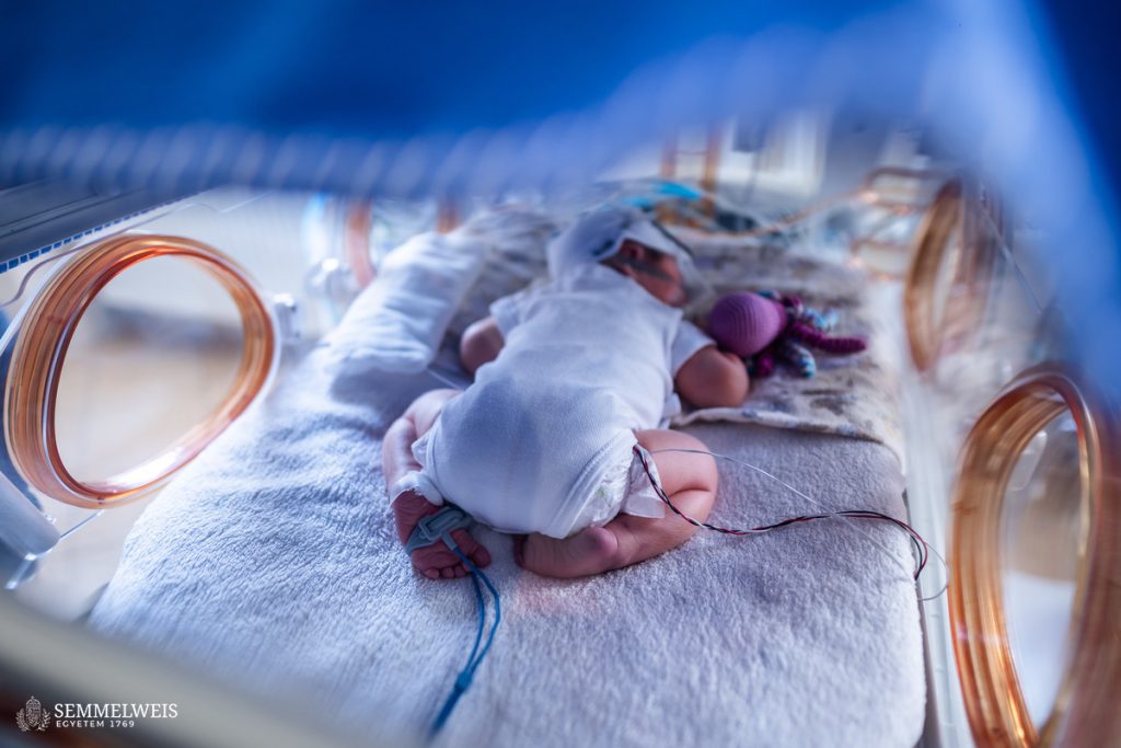 hazay-timea-zenevel-gyogyitja-az-intenziv-osztalyos-babakat | Marie Claire Inkubátorban fekvő kisbaba