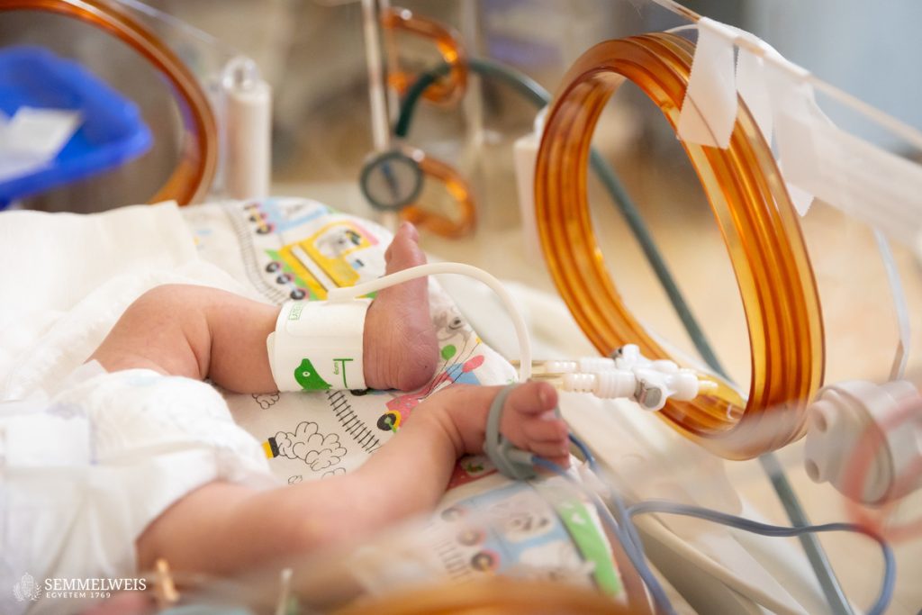 hazay-timea-zenevel-gyogyitja-az-intenziv-osztalyos-babakat | Marie Claire Kisbaba lába az inkubátorban