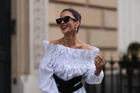 Modell Carmen-nyakú felsőben