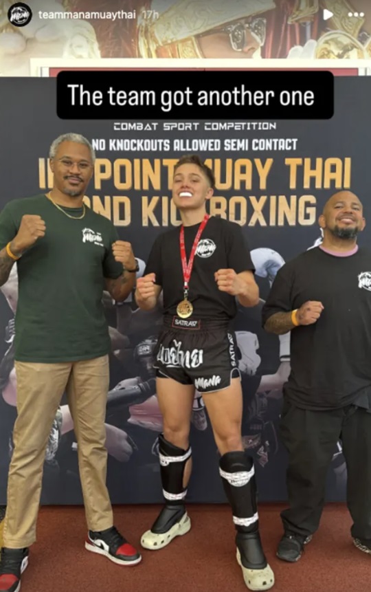 Knox Jolie-Pitt ketresharcosnak állt