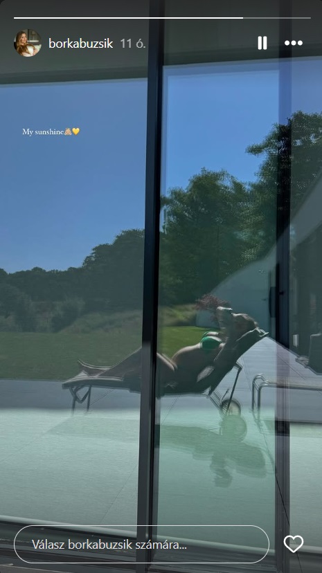 Buzsik Borka bikiniben élvezi a napsütést
