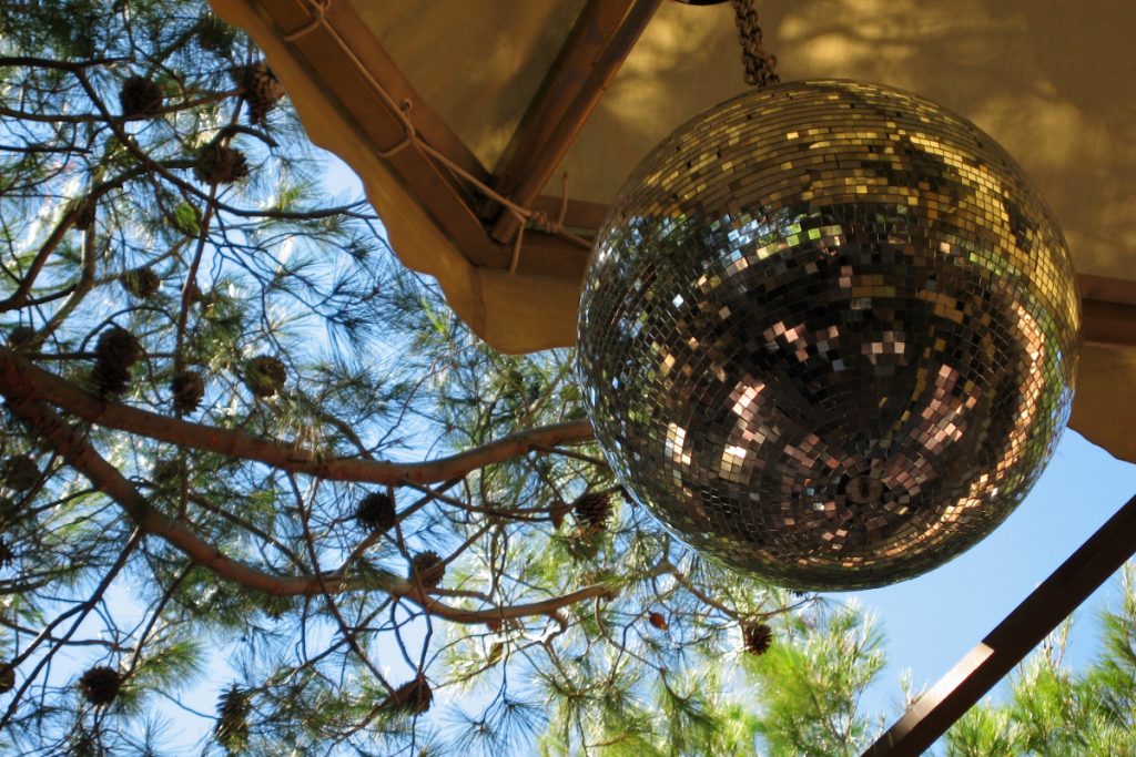 Felakasztott diszkógömb a kertben