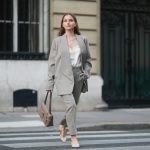 Fiatal nő női zakóban vonul