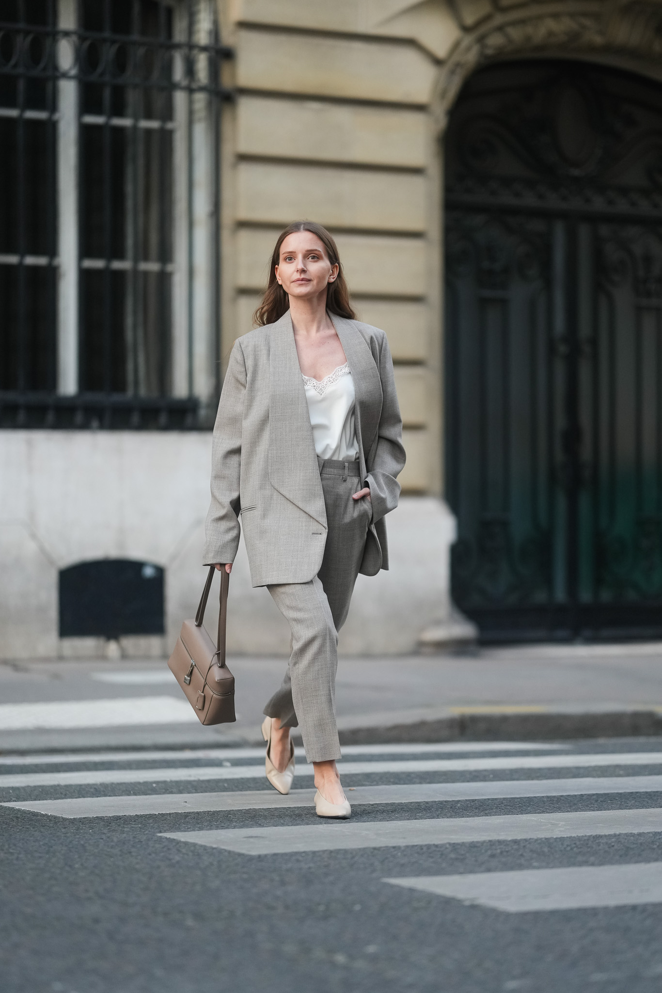 Fiatal nő női zakóban vonul