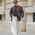 Fiatal nő női zakóban vonul