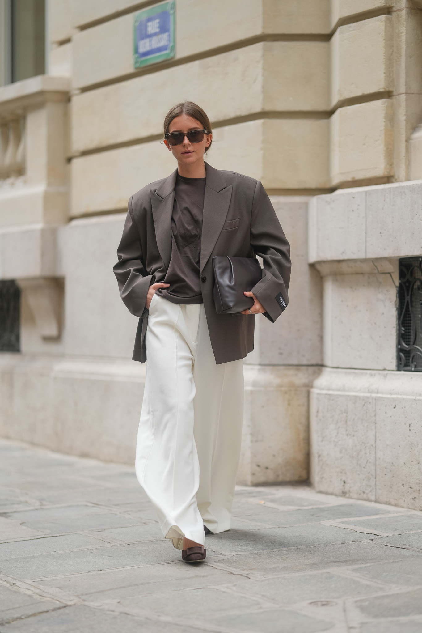 Fiatal nő női zakóban vonul