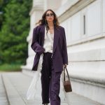 Fiatal nő női zakóban vonul