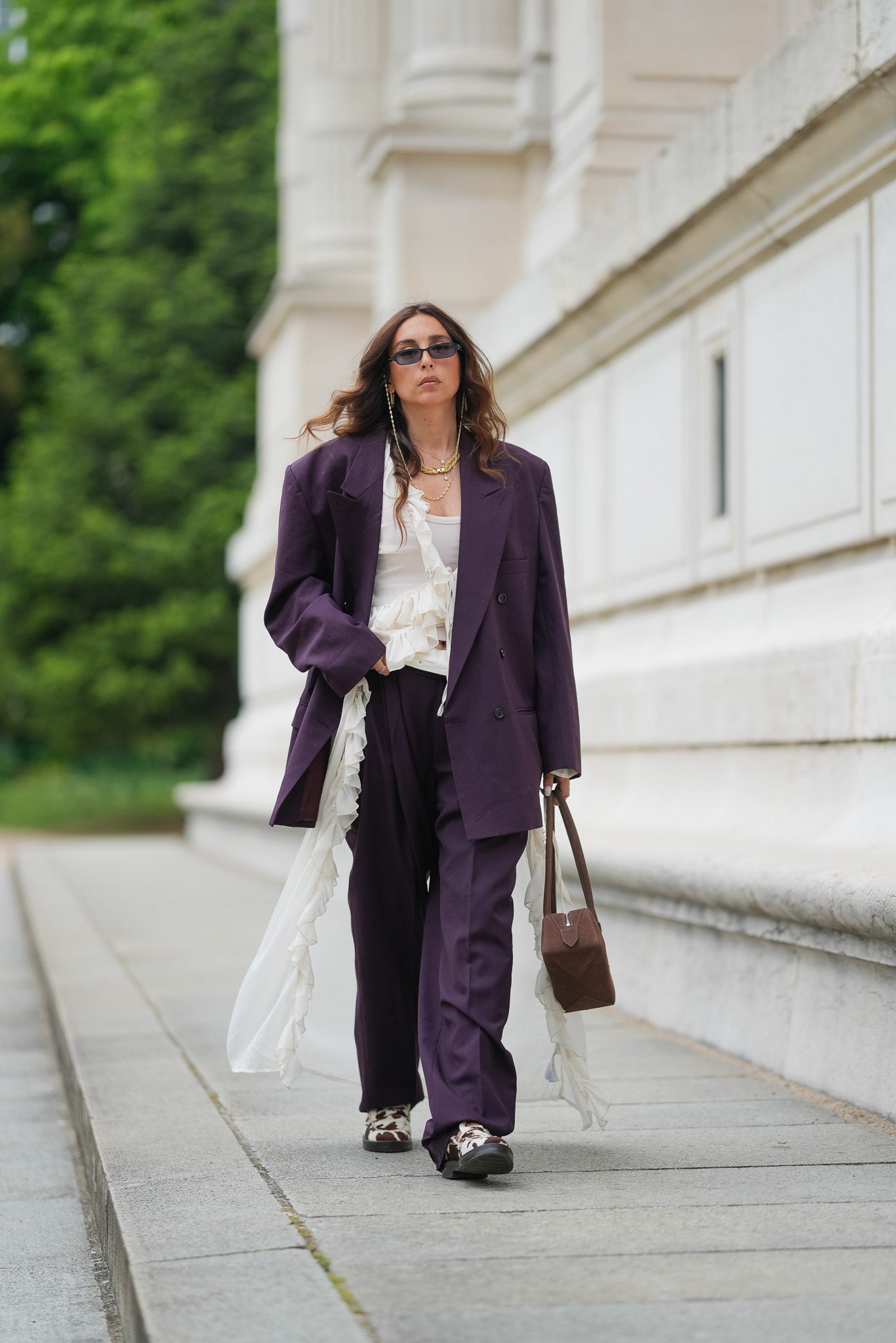 Fiatal nő női zakóban vonul