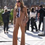 Fiatal nő női zakóban vonul