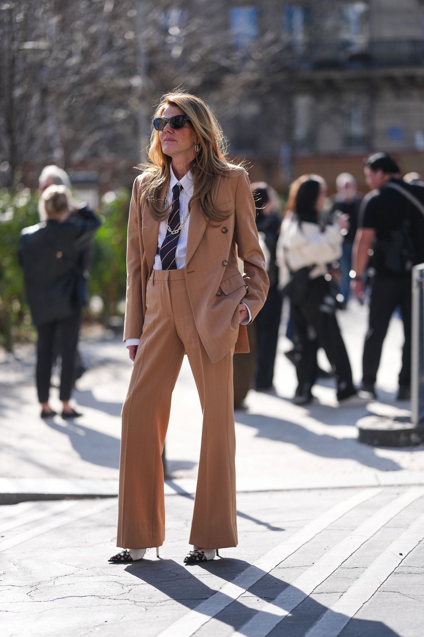 Fiatal nő női zakóban vonul