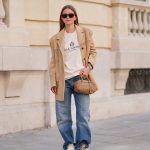 Fiatal nő női zakóban vonul