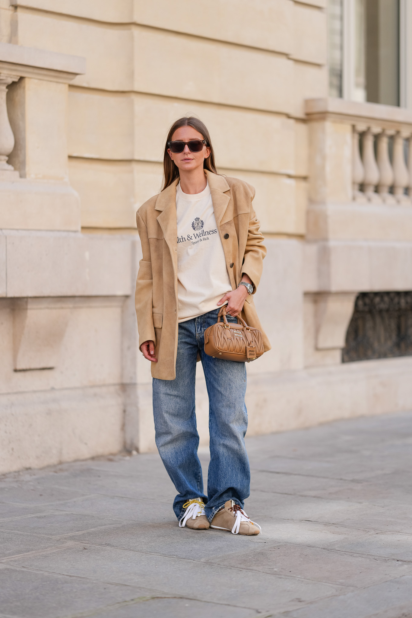 Fiatal nő női zakóban vonul