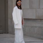 Fiatal nő női zakóban vonul