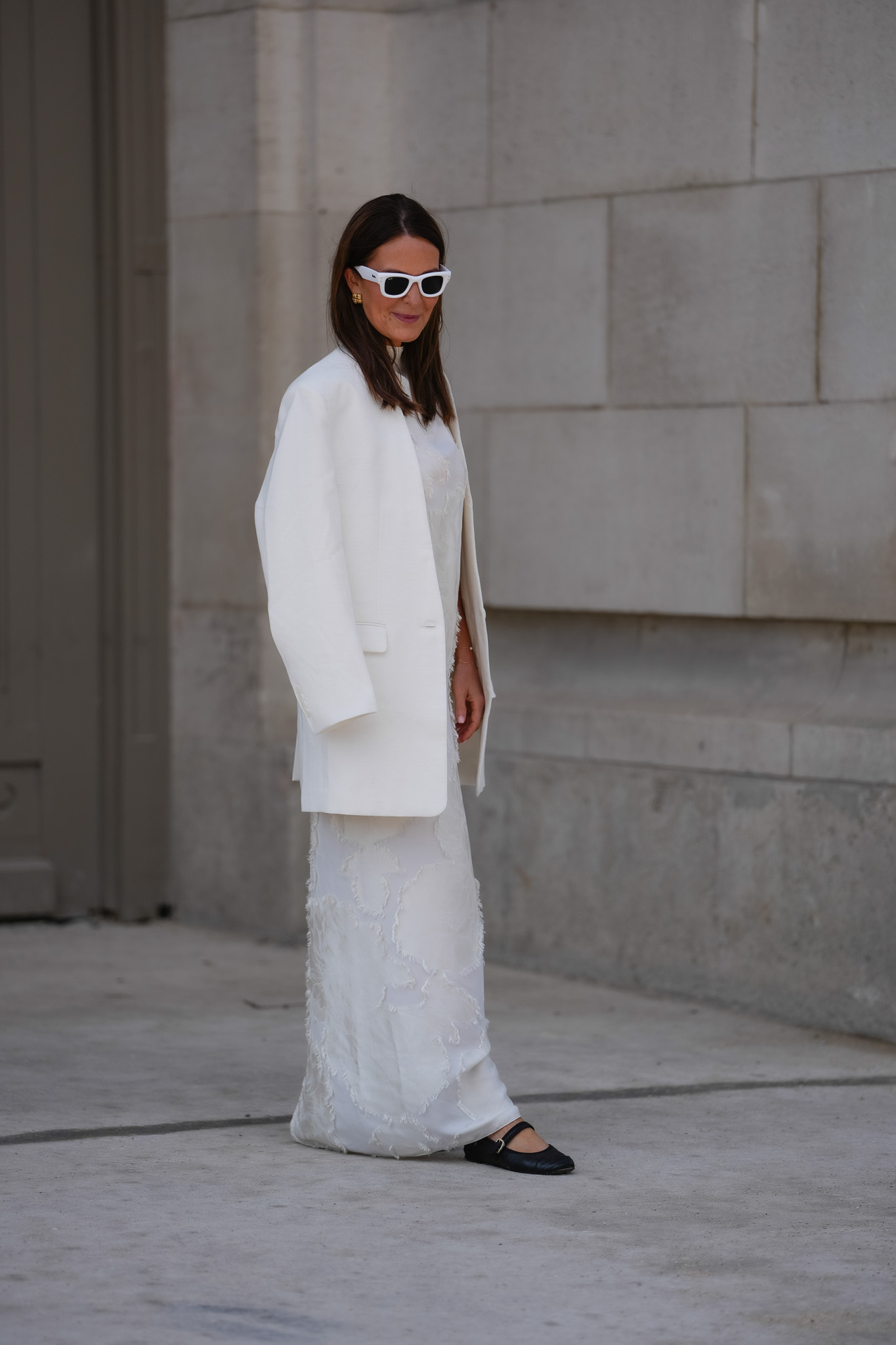 Fiatal nő női zakóban vonul