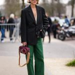 Fiatal nő női zakóban vonul