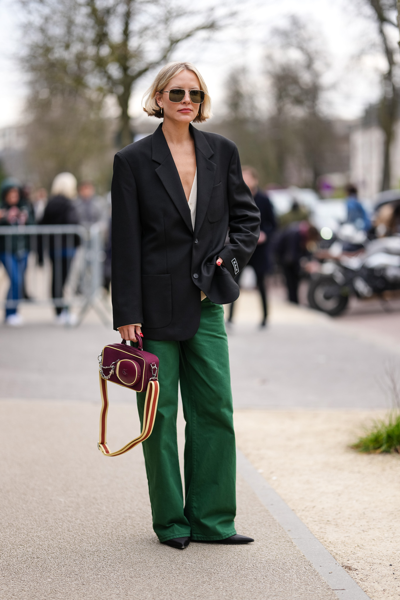 Fiatal nő női zakóban vonul