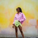 Modell farmer rövidnadrágban