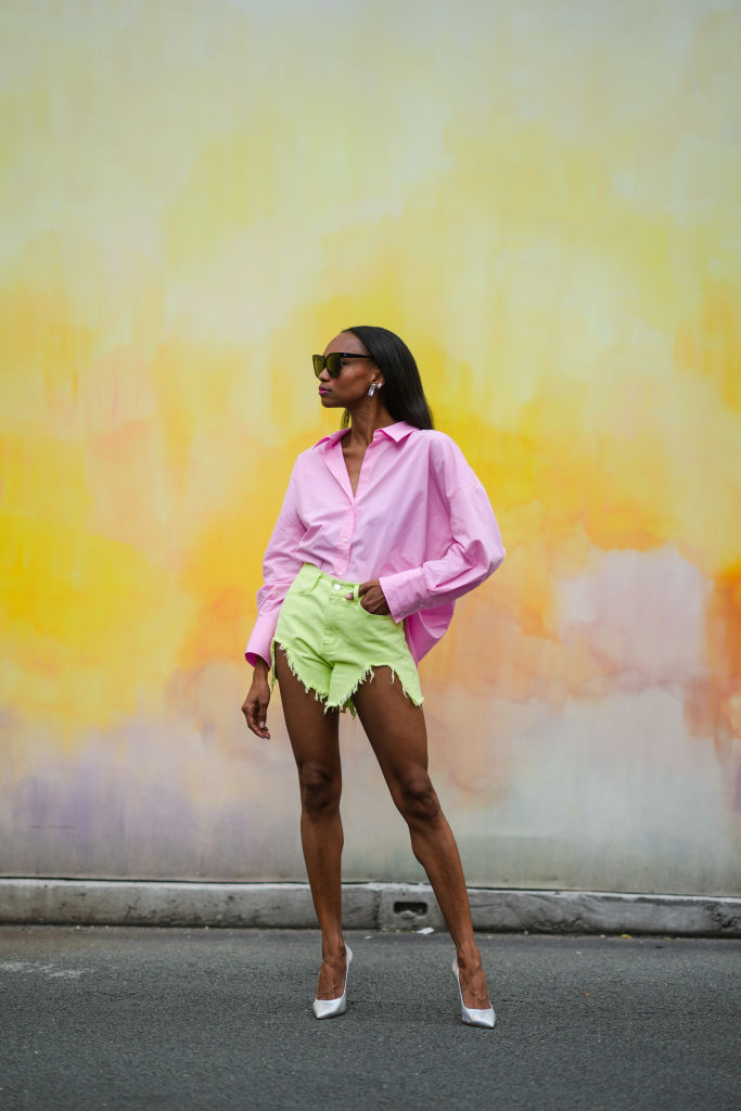 Modell farmer rövidnadrágban