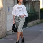 Modell farmer rövidnadrágban