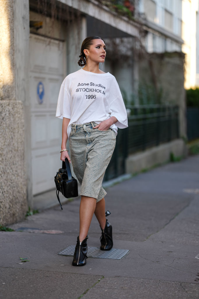 Modell farmer rövidnadrágban